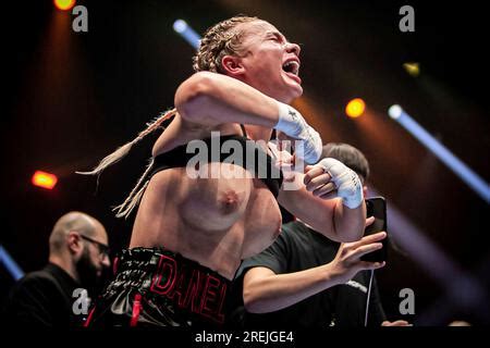 boxer flash crowd|Kingpyn Boxing results: Daniella Hemsley flashes audience after。